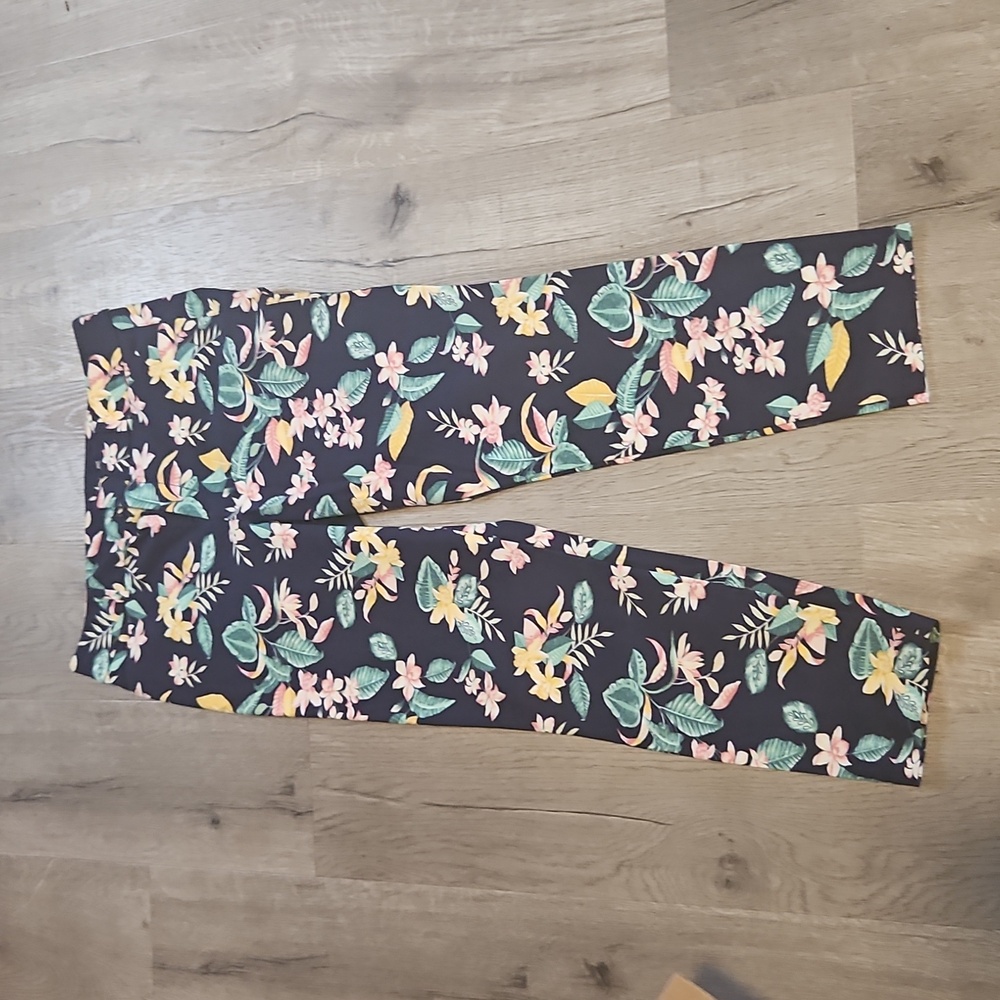 Old Navy Black Floral Pixie Pants